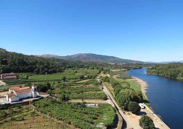 Cycling & Bike tours in North of Portugal alvarinho Wine Route, Monção. Discover portuguese countryside vineyards, castles, forts and wineries. Taste alvarinho vinho verde green wine